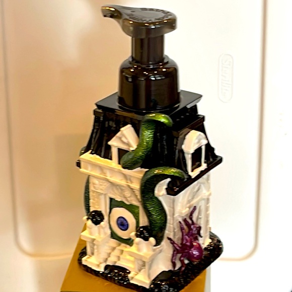 🎃BBW HAUNTED HOUSE🎃 FOAMING HAND SOAP DISPENSER, REFILLABLE, PUSH PUMP NWT - Picture 3 of 9